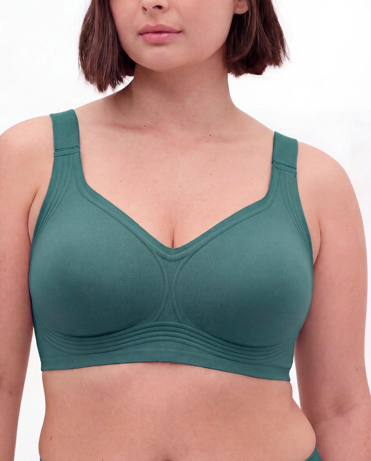 Donna che indossa il reggiseno a copertura totale Jelly-Sculpt color smeraldo