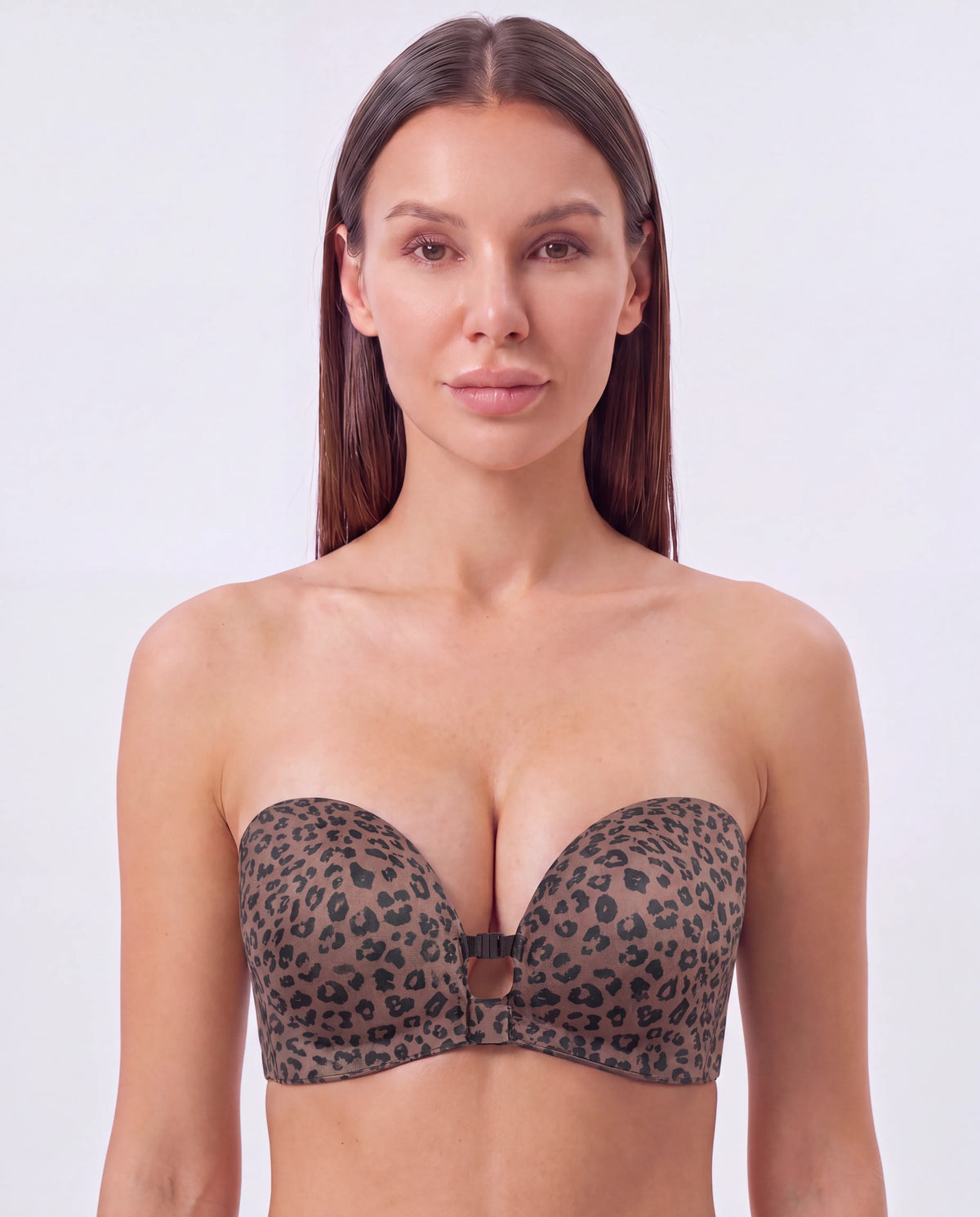 Donna che indossa il reggiseno senza spalline con chiusura frontale leopardato marrone